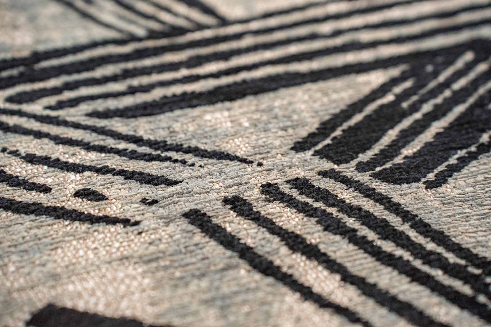 Louis De Poortere tapis Meditation 2066 Kanji Darkstreet zoom 1